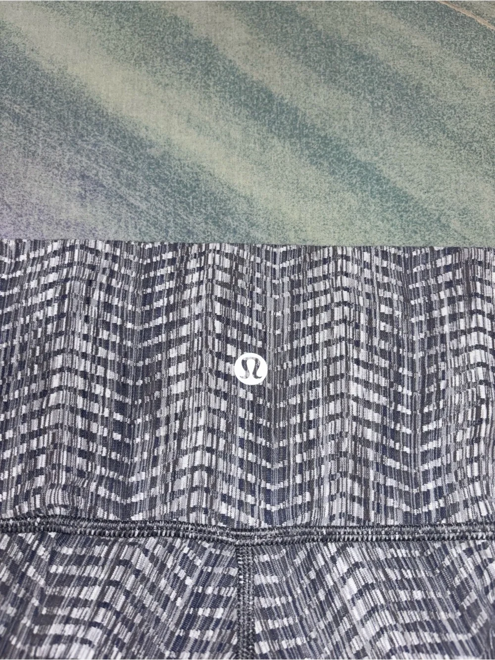 Lululemon Wunder Under Crop Arrow Jacquard size 6